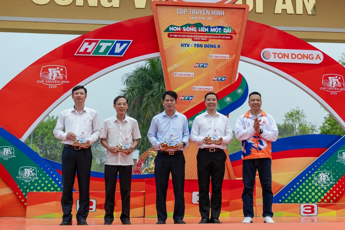 BTC cuộc đua trao tặng kỷ niệm chương cho BTC địa phương