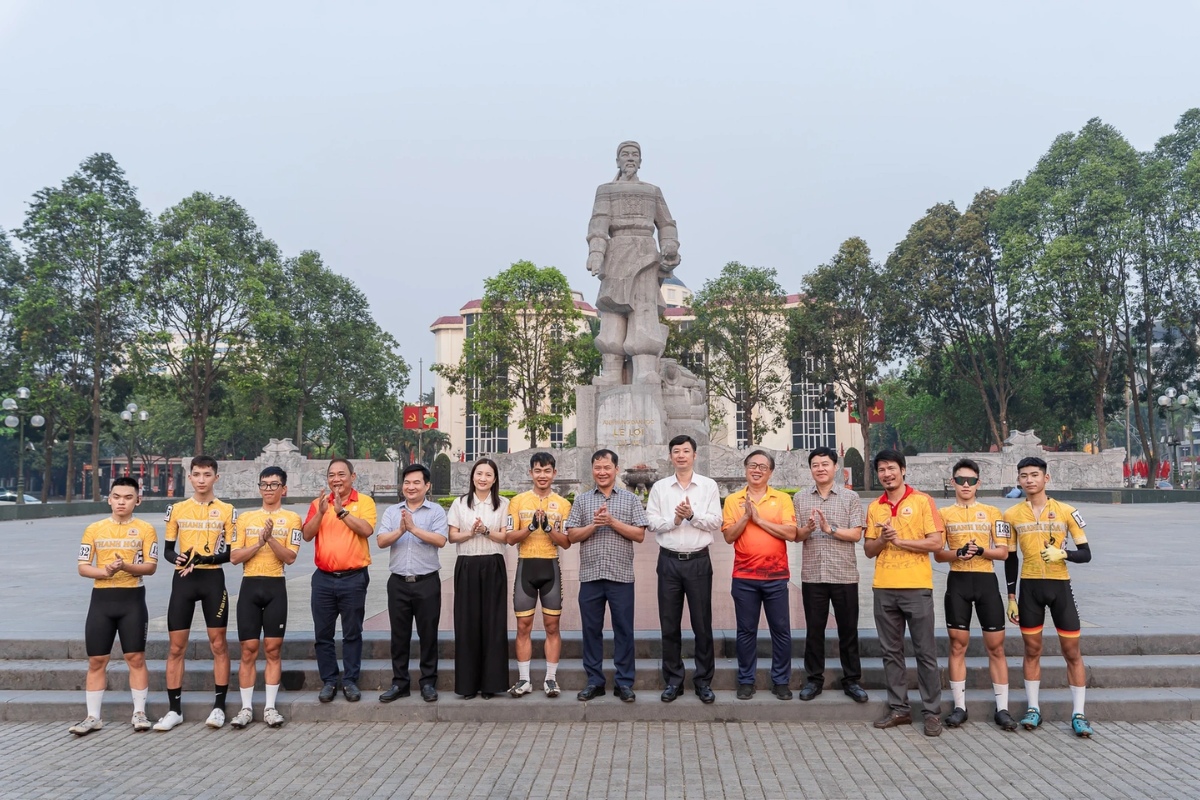 Các đội đua chụp hình kỷ niệm với địa phương trước giờ xuất phát