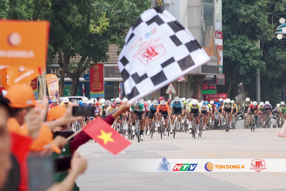 Các tay đua đang bức tốc để về đích đầu tiên