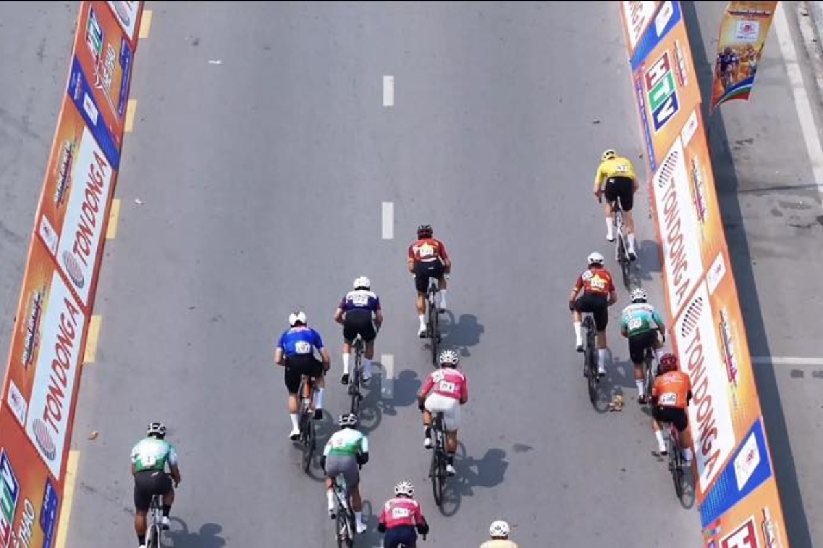 Các tay đua tăng tốc về đích