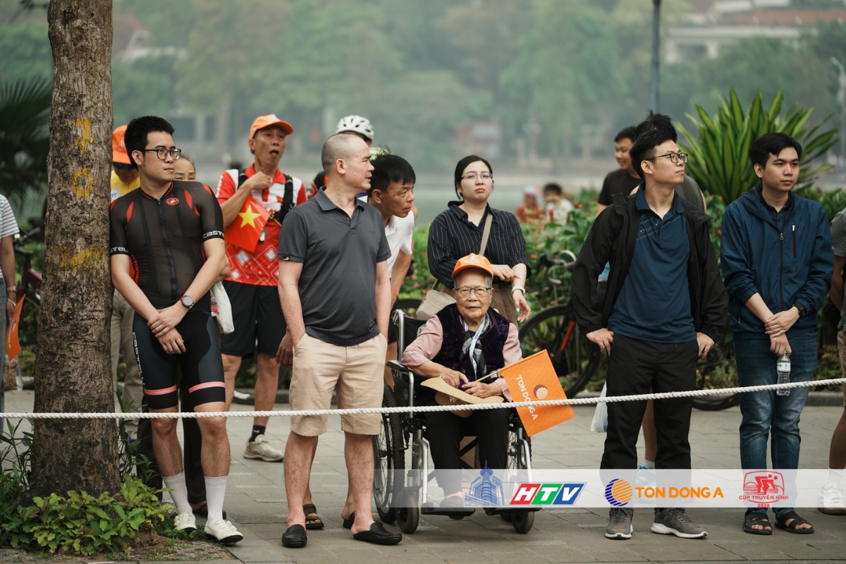 Đông đảo khán giả, người dân ra đường cổ vũ các tay đua