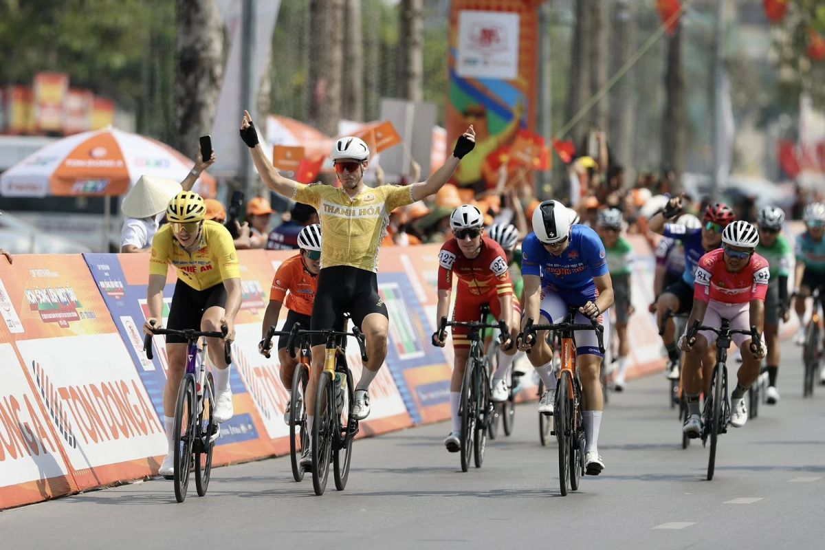 Anton Popov mừng rỡ sau khi giành chiến thắng