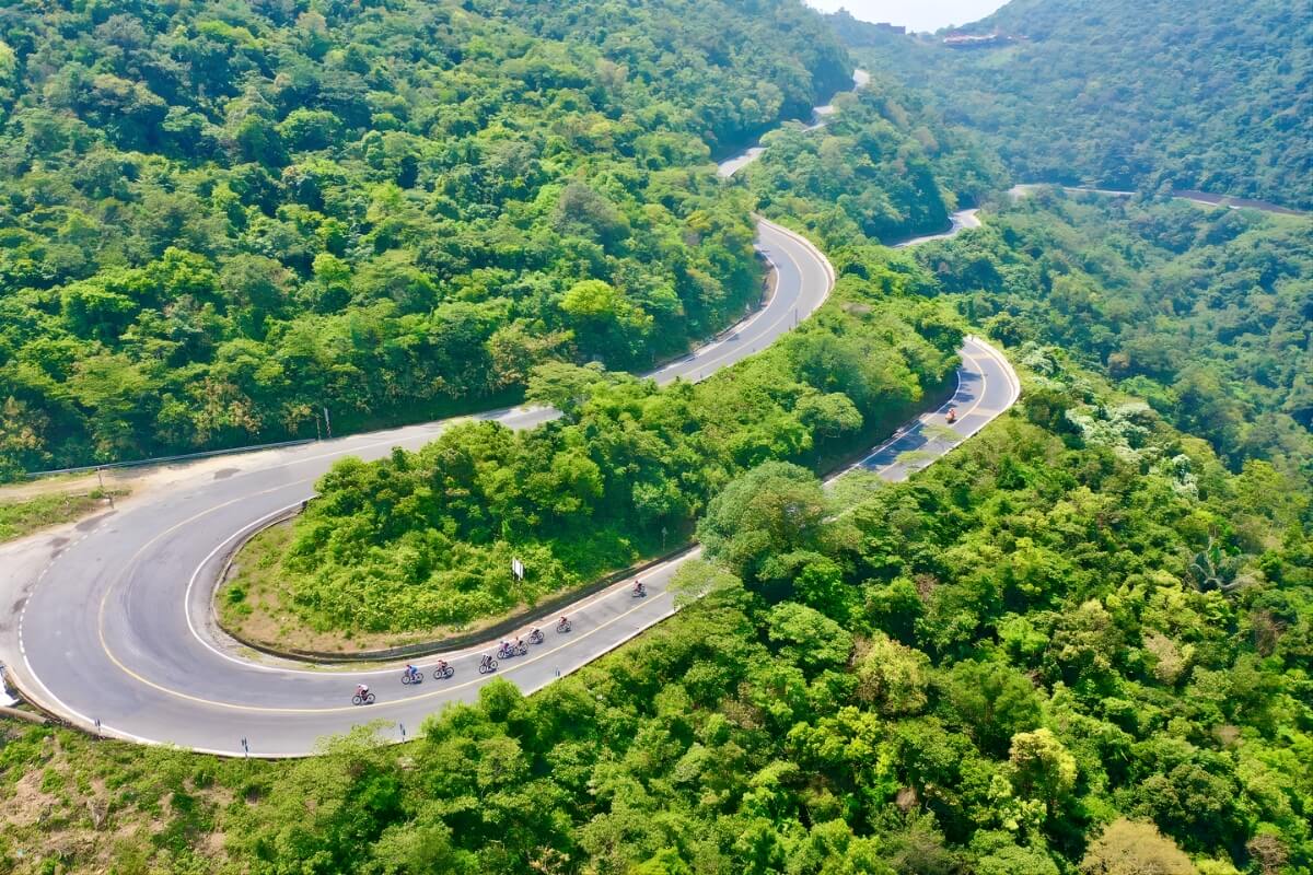 Các con đường đèo quanh co khiến các tay đua mất nhiều thể lực