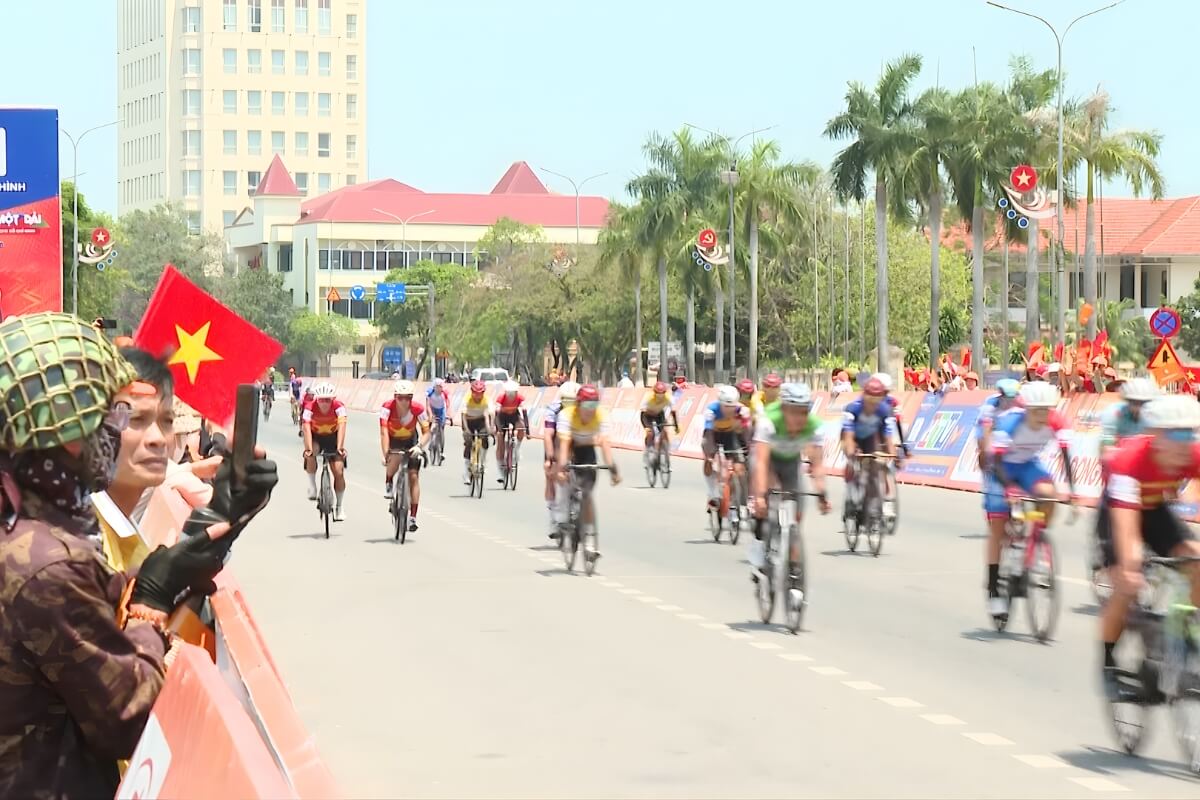 Các cua-rơ chạy xe dưới thời tiết nắng nóng tại miền Trung