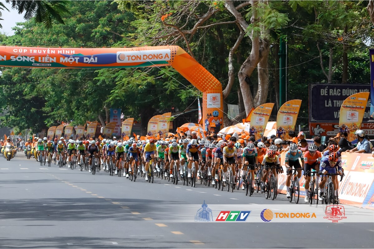 Các tay đua chạy 10 vòng quanh Cần Thơ với cự ly 45km