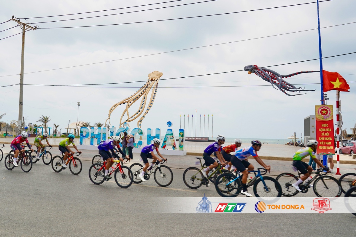 Các tay đua thi đấu đầy gay cần tại chặng 18 cúp truyền hình 2026