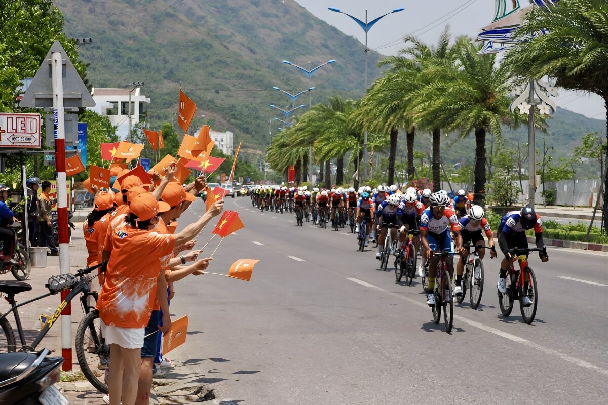 Các tay đua thi dấu dưới thời tiết nóng rực và có gió thổi