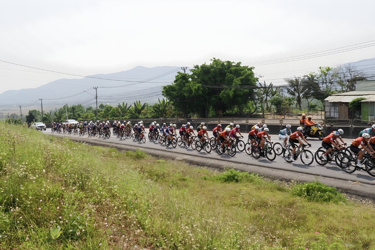 Các vận động viên gom thành đoàn đông trước khi về đích