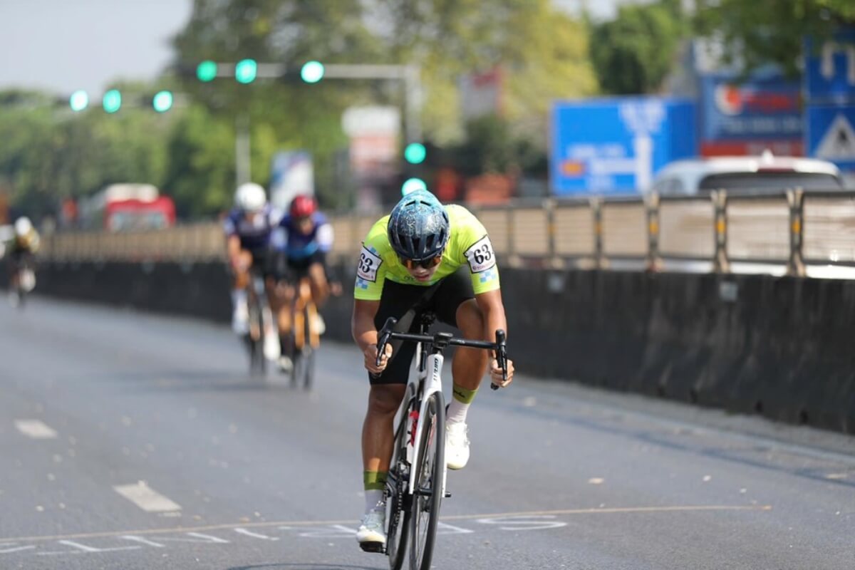 Các vận động viên nỗ lực hết công lực trong cuộc đua