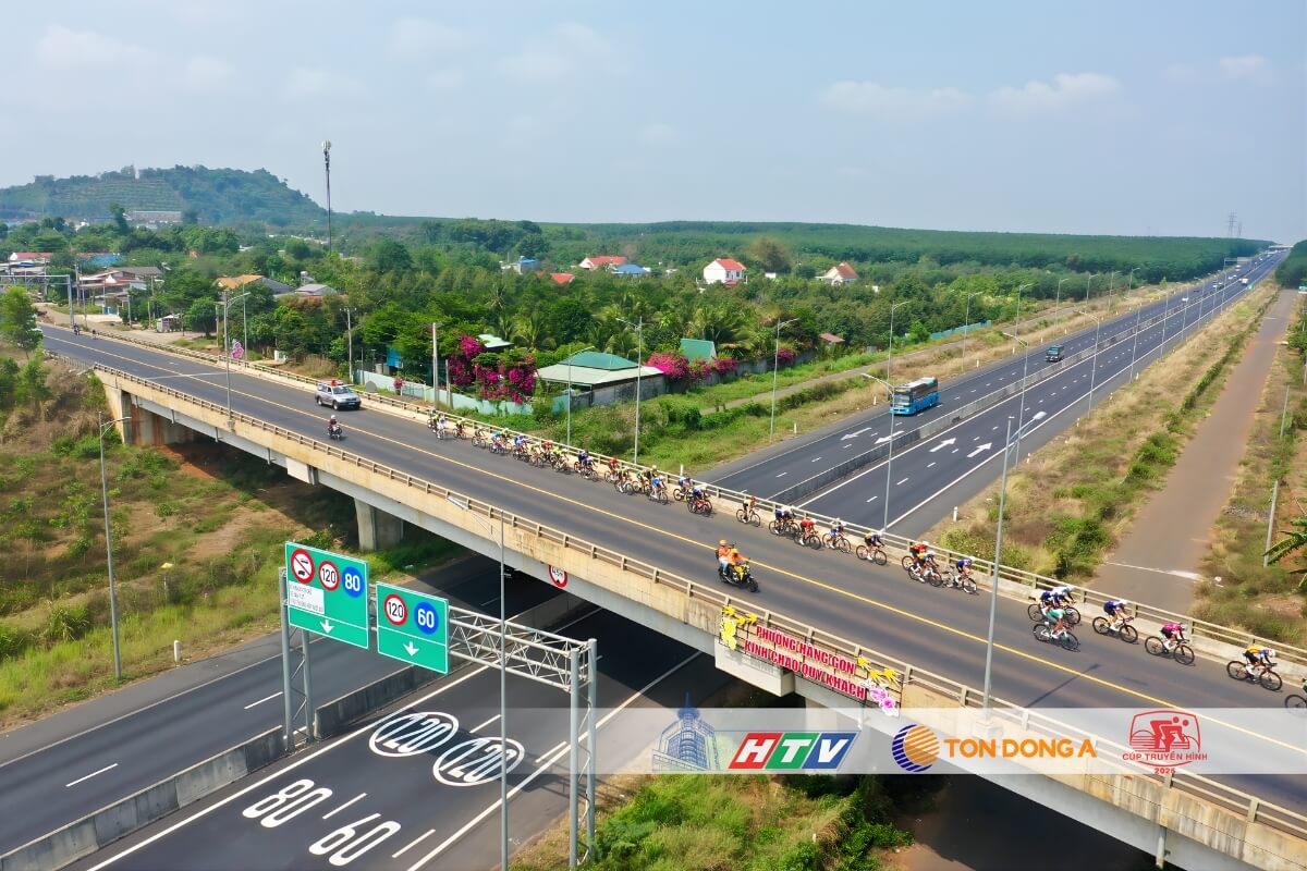 Đoàn đua di chuyển tới phường Hàng Gòn tỉnh Đồng Nai