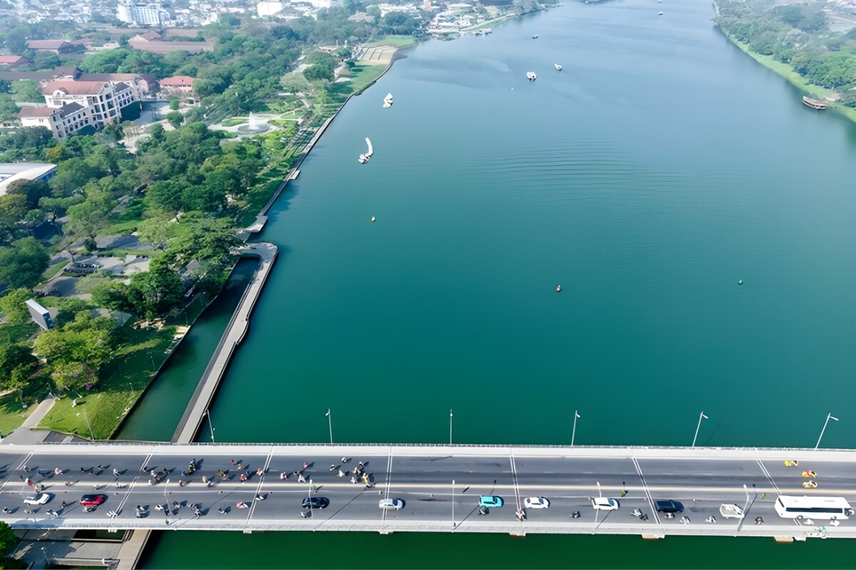 Đoàn đua đi qua cầu Phú Xuân tại Huế