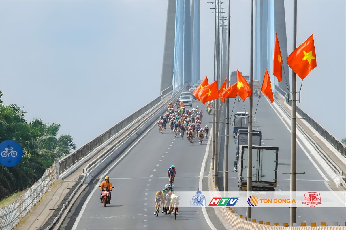 Đoàn đua hình thành tốp đầu nhưng nhanh chóng bị nhập lại