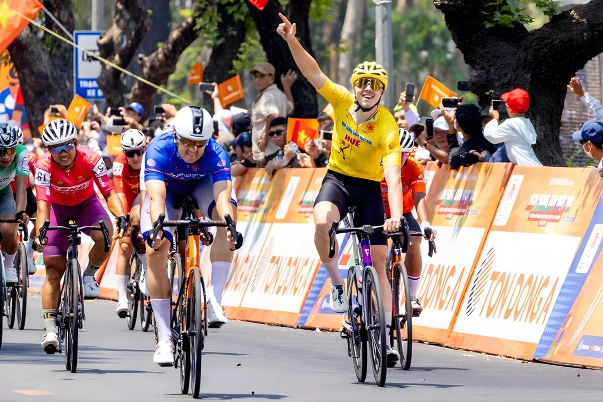 Dzianis Marchuk ăn mừng sau chiến thắng chặng 9