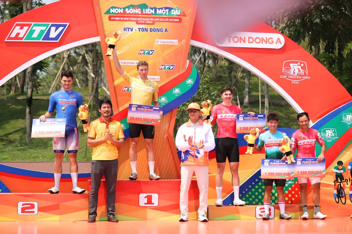 Khung cảnh trao giải cho các tay đua xuất sắc ở chặng 6