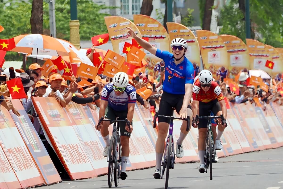 Marchuk Dzianis cán đích đầu tiên tại điểm sprint 1
