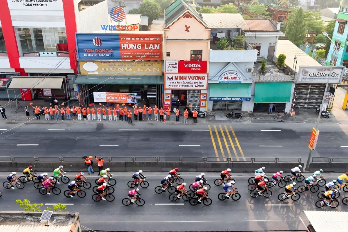 Người dân cổ vũ nhiệt tình, tiếp sức cho các tay đua