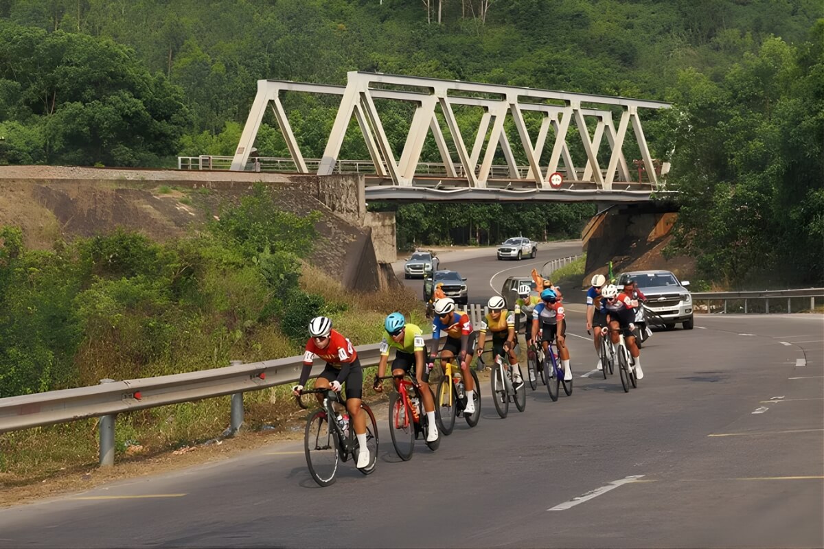 Nhóm 8 tay đua tách đoàn dẫn đầu chặng 12