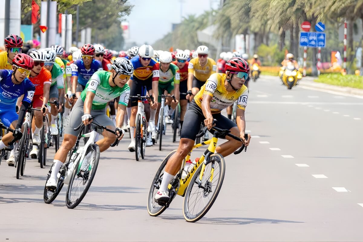 Tập thể Vinama bảo vệ tay đua chủ lực của đội