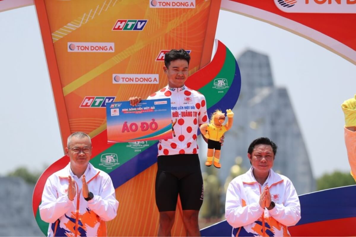 Tay đua đầu tiên đạt danh hiệu Áo Chấm Đỏ