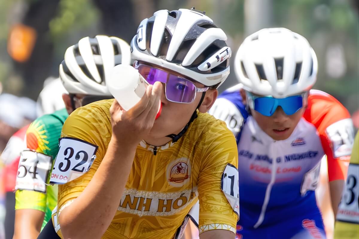 Tay đua liên tục bổ sung nước dưới thời tiết nắng nóng khắc nghiệt