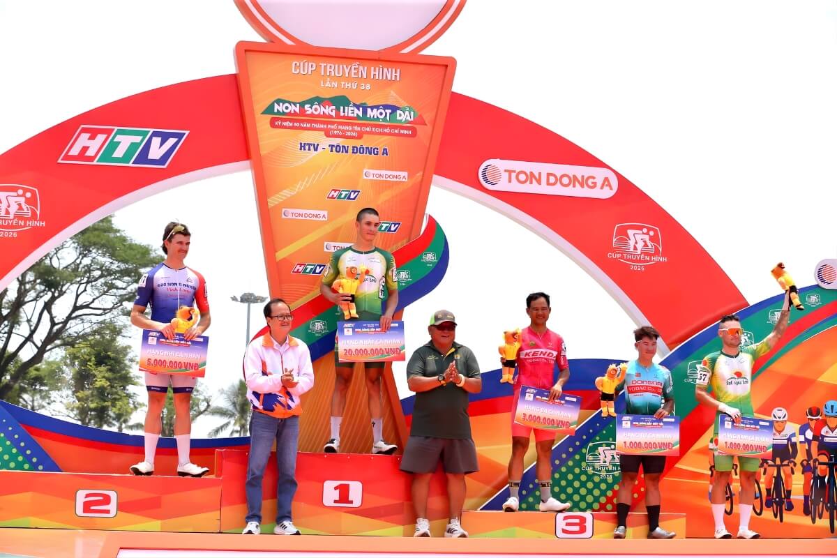 Trao thưởng cho các cá nhân giành chiến thắng chặng 13