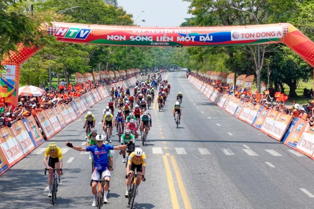 Vượt cầu Hiền Lương, Patrick Patterson về nhất chặng 8