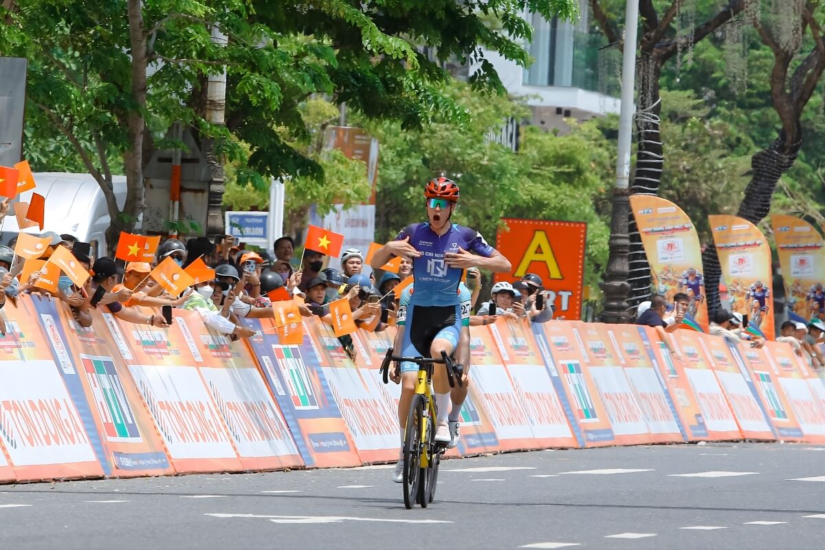 Yarash tung cú nước rút mạnh mẽ giành chiến thắng chặng 10