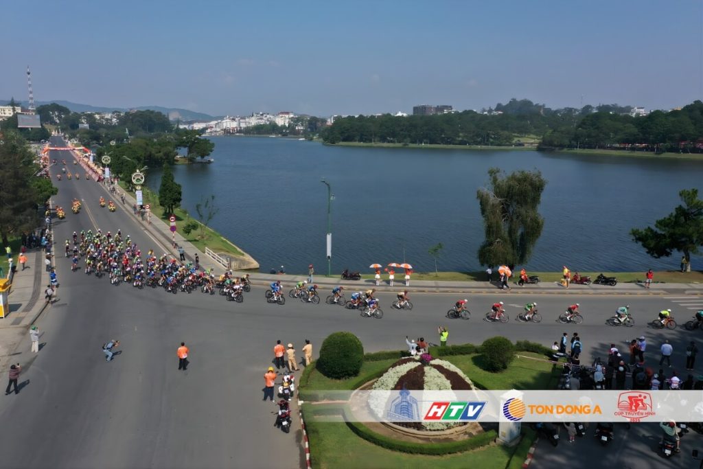 Các tay đua chạy 10 vòng với cự ly dài 51km