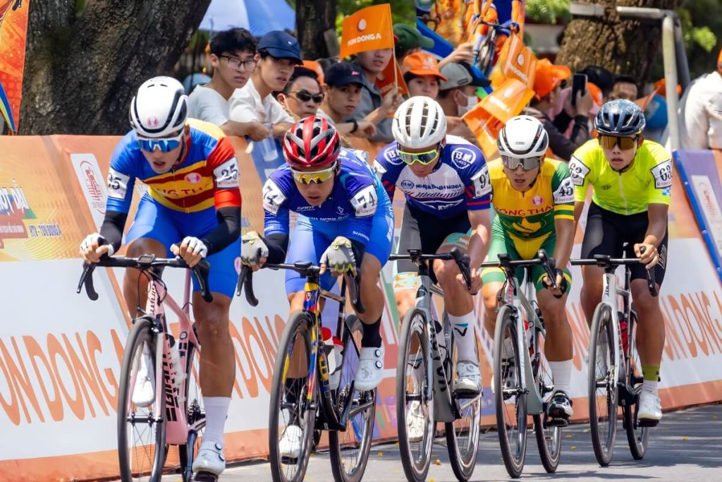 Các tay đua đang dần tiến về đích