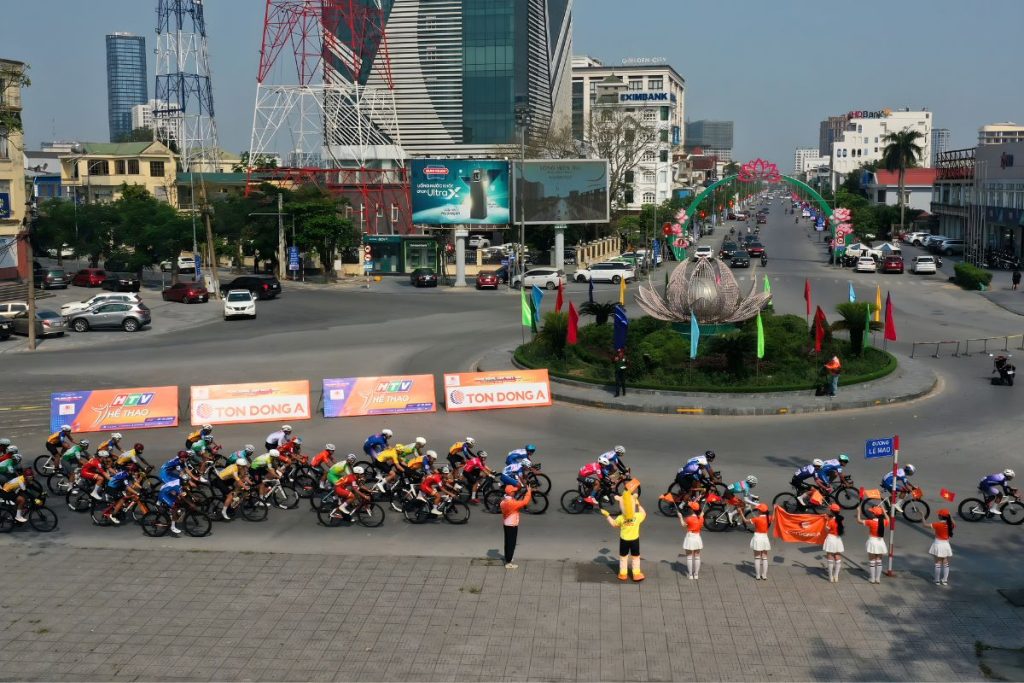 Các tay đua thi đấu cuộc đua Cúp Truyền hình tại Nghệ An