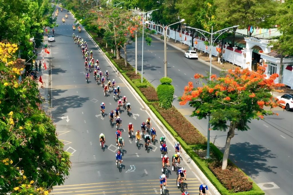 Chặng đua đang dần tiến về đích đến
