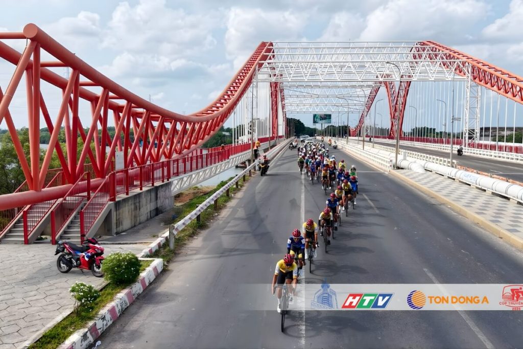Đoàn đua di chuyển theo nhóm đông
