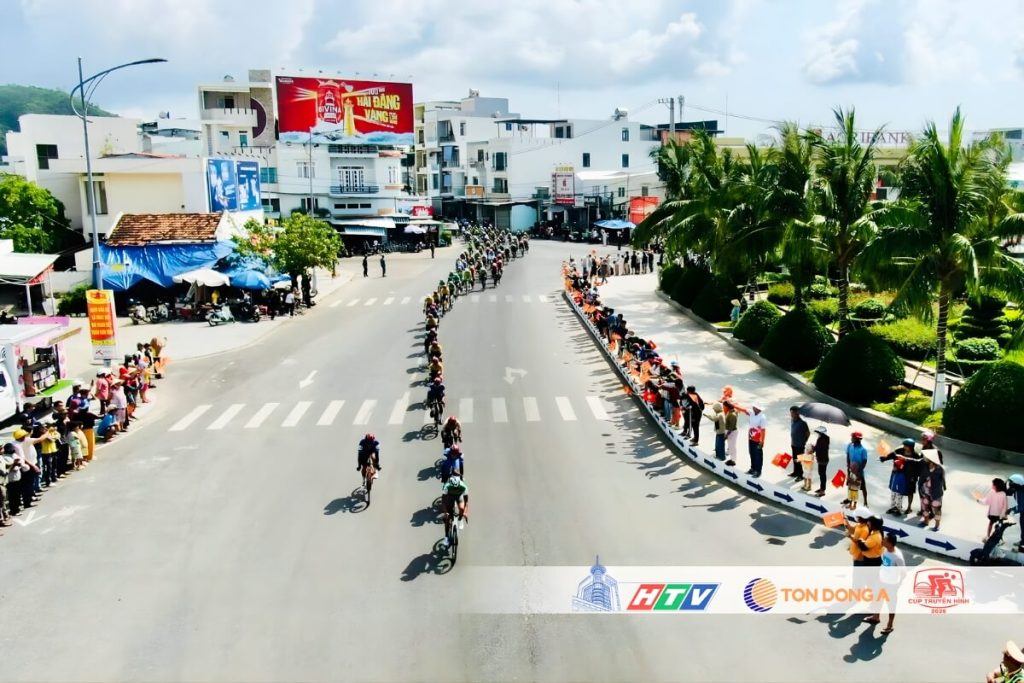 Đoàn đua thi đấu từ Quy Nhơn đến Tuy Hòa tại chặng 14