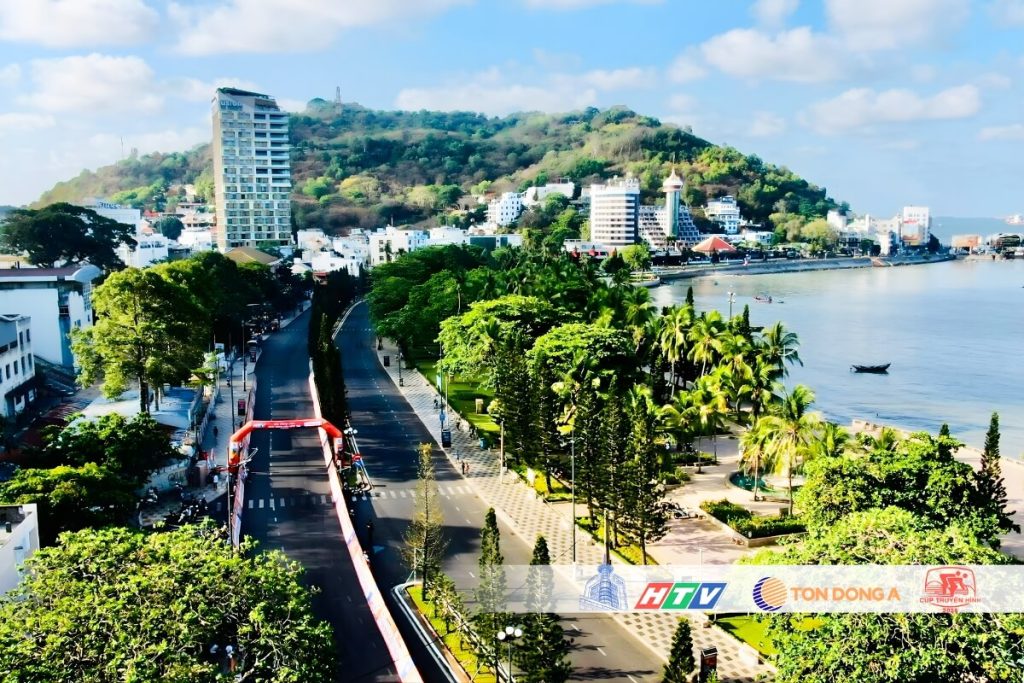 Khung cảnh đường đua mà các cua rơ phải chạy qua
