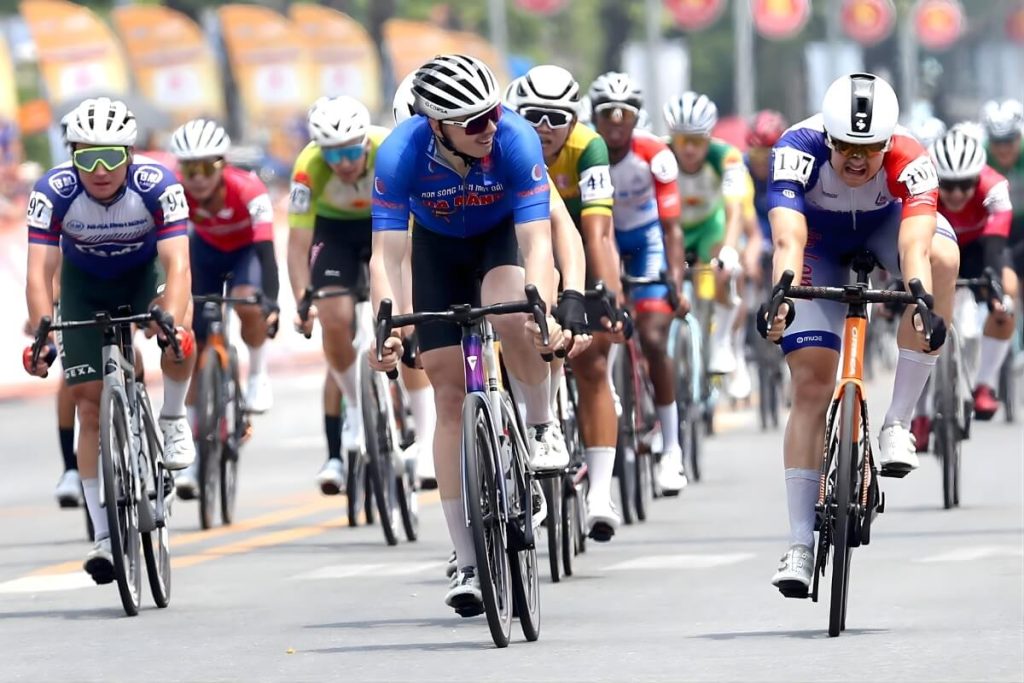 Quảng đường dài khiến các tay đua mất nhiều thể lực